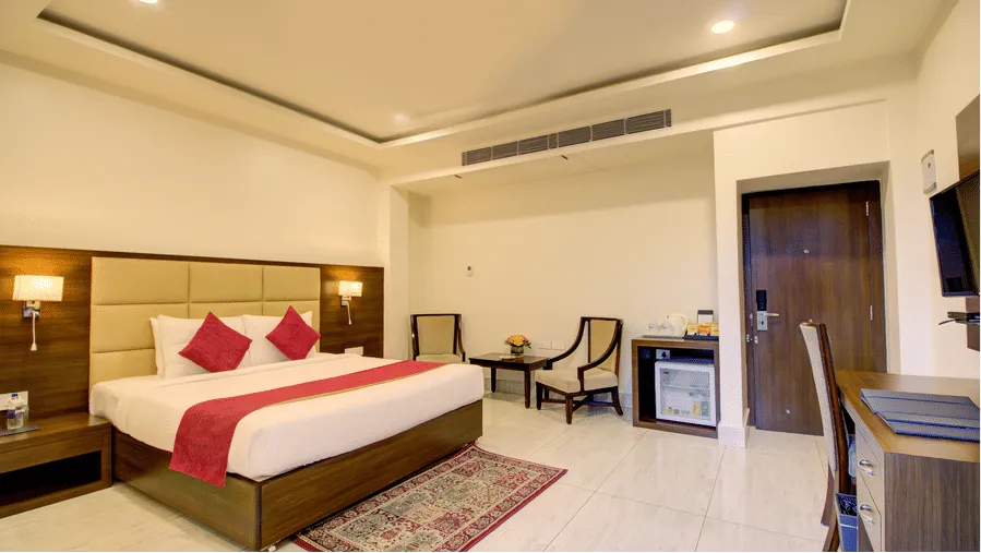 Club King Bed Room